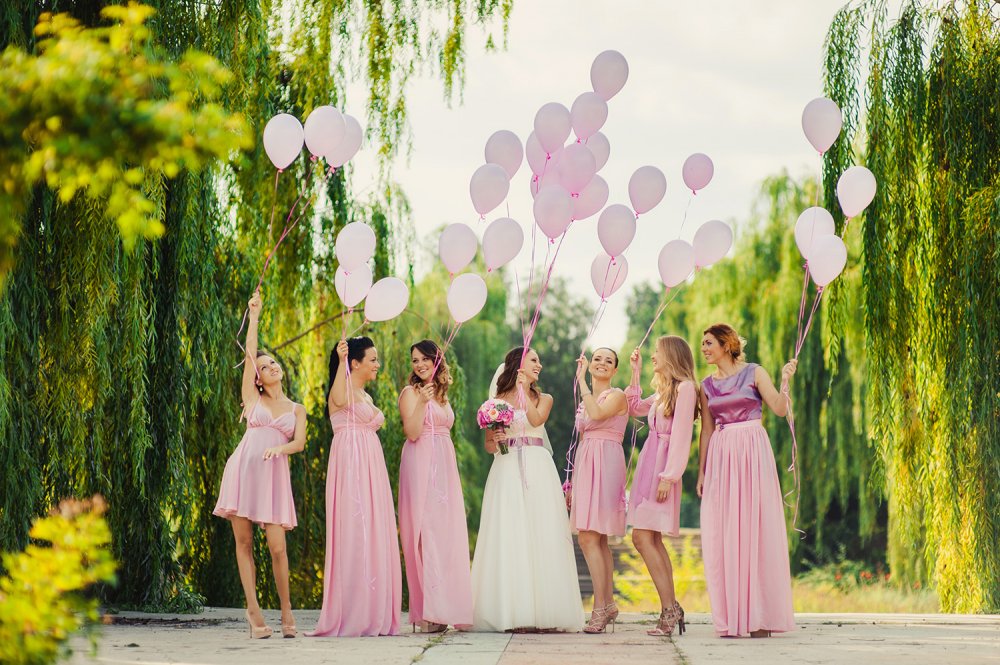 Невеста и ее подруги с воздушными шарами