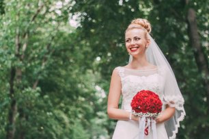 Невеста с ярко алым букетом