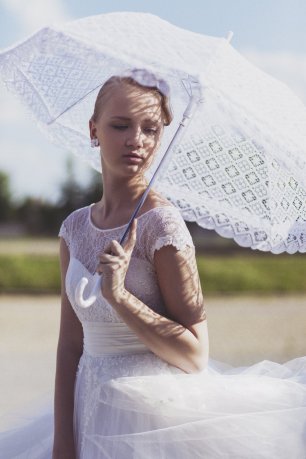 Невеста с зонтиком