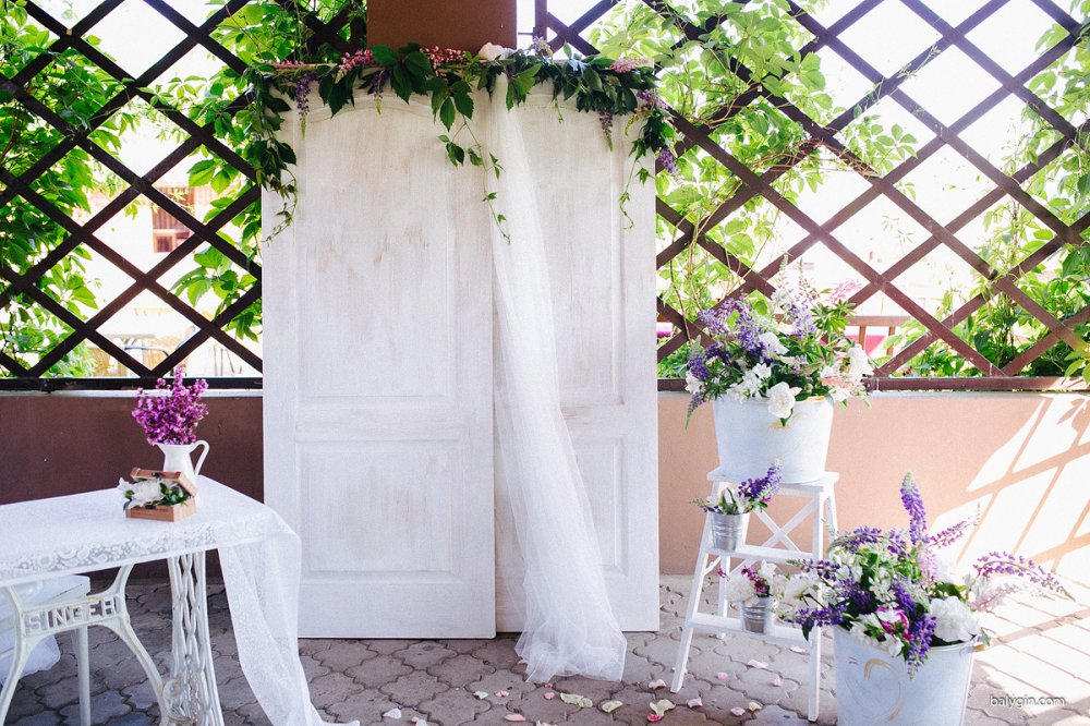 Двери в декоре свадебной фотозоны