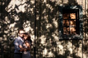 Фотосессия на фоне деревянного забора