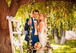 Качели украшенные цветами