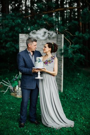 Деревянная фотозона в лесу