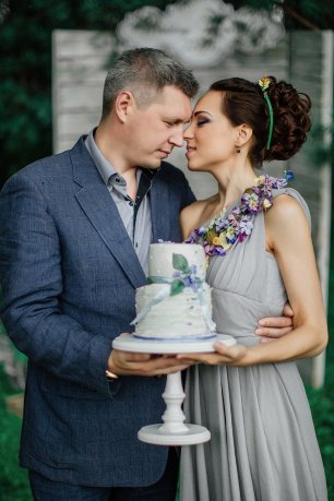 Мини-торт в руках молодожён