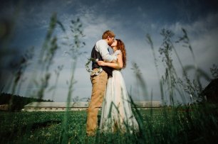 Свадьба в стиле Кантри. Поцелуй жениха и невесты