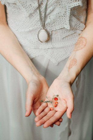 Веточка земляники в руках невесты