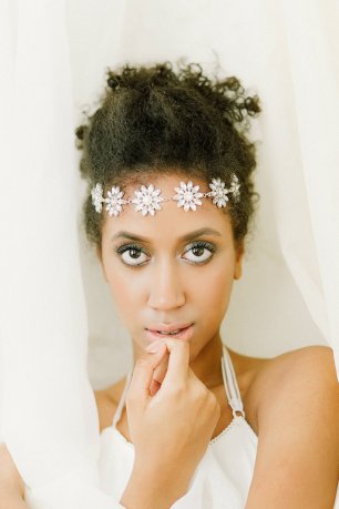 Прическа невесты с нежноым украшением