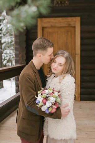 Зимняя фотосессия жениха и невесты в деревне