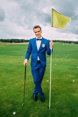 Ярко-синий костюм жениха