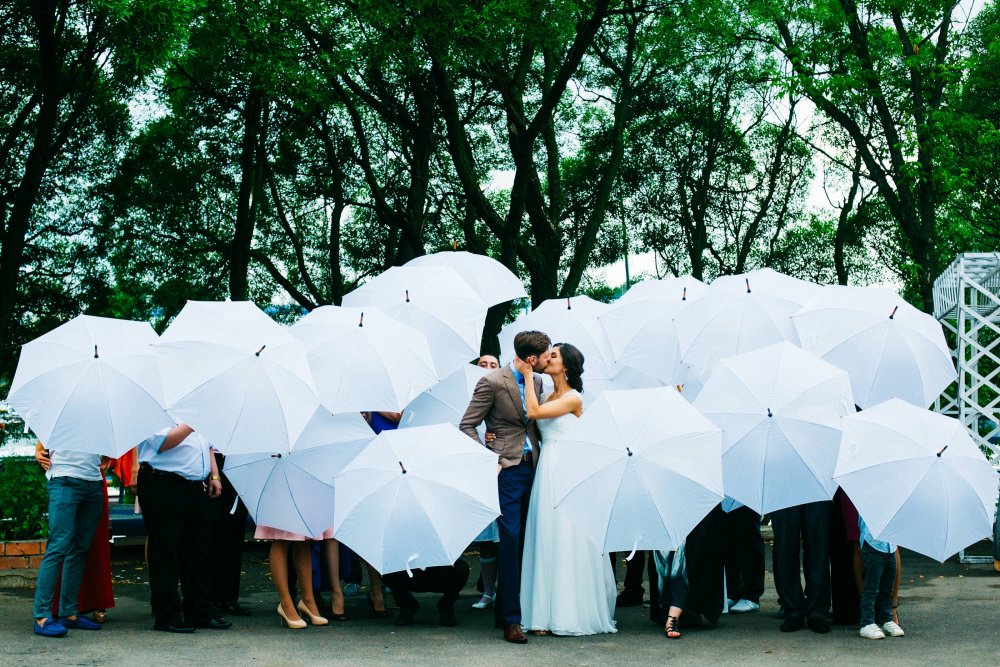 Коллективный кадр с зонтиками