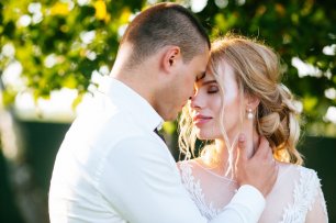 Портрет жениха и невесты на закате