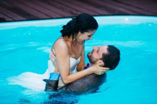 Прыжок в бассейн во время банкета