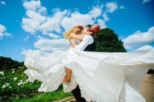 Счастливые молодожены на прогулке