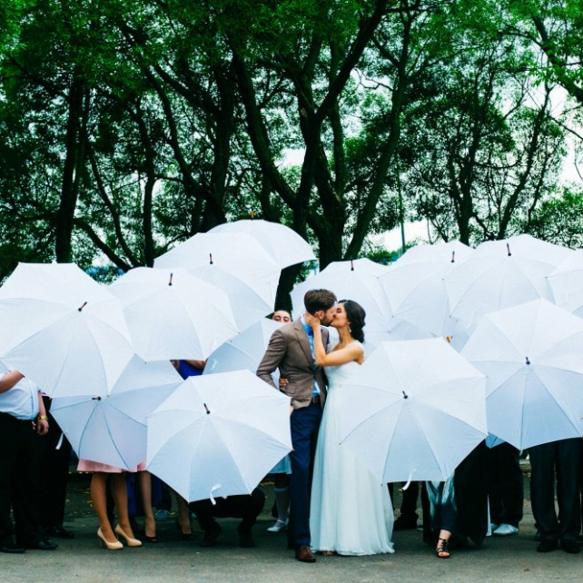 Романтика: свадьба под дождем