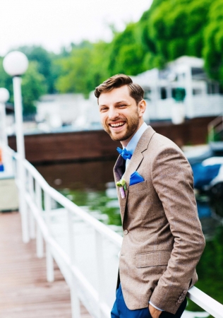 жених в синих брюках и бежевом клетчатом пиджаке, фотограф АННА МИРОНОВА