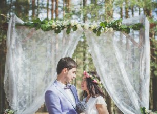 Свадебная арка из красивой ткани