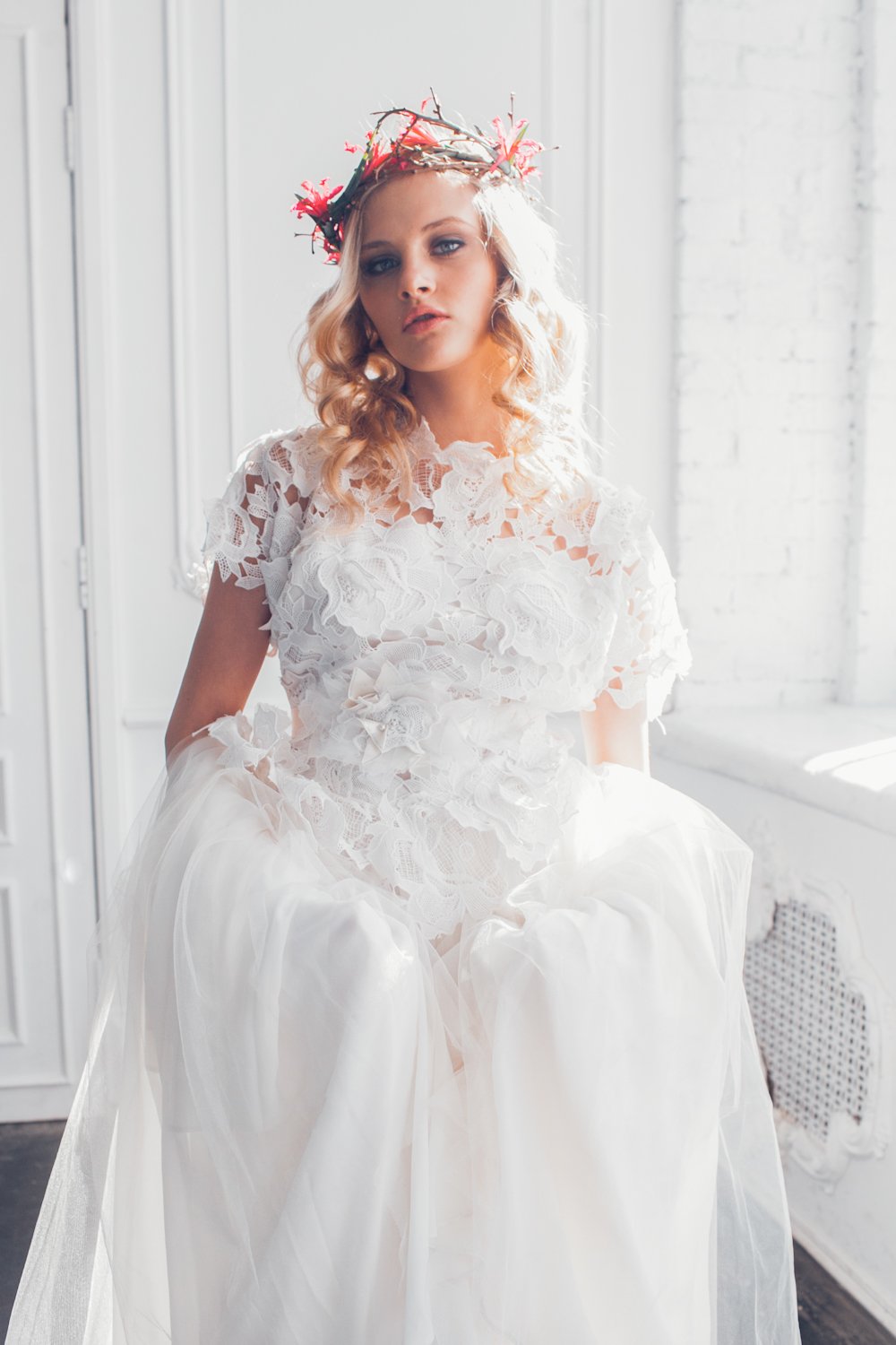 Белое и пышное платье невесты