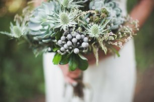 Букет невесты с разнообразной растительностью