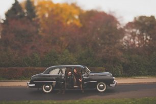 Молодожены в ретро авто