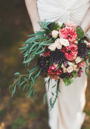 как подобрать форму букета под свадебное платье, каскадный букет невесты, фотограф BUMBLE-BEE