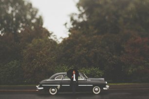 Жених на фоне ретро автомобиля