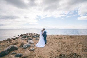 Фотосессия на берегу с огромными каменистыми валунами