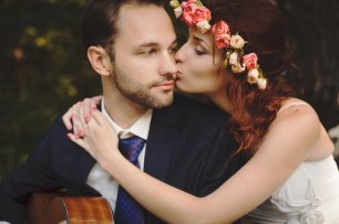 Нежный поцелуй невесты