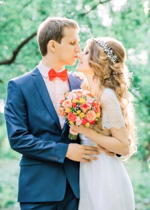 Нежный поцелуй жениха