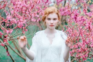 Прекрасная невеста в цветущем саду