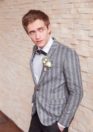 жених в однотонных брюках и пиджаке в полоску, фотограф КОРОТЯ АНАСТАСИЯ