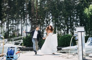 Веселая фотосессия жениха и невесты