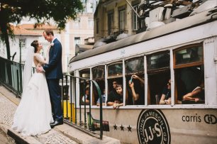 Жених и невеста рядом с проезжающим трамваем
