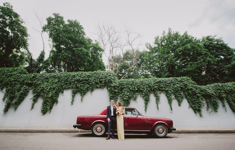 Жених и невеста возле автомобиля