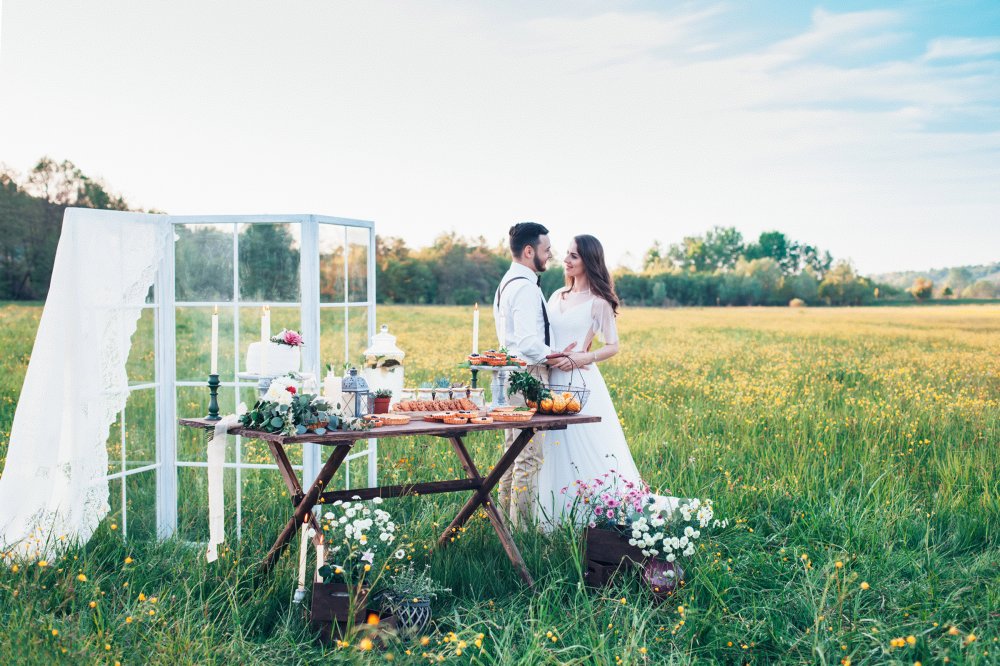 поле, фотосессия на поле, прогулка, любовь, love, lovestory, романтика, закат, фотосессия на закате, невеста, жених, бабочка,  свадьба на открытом воздухе, свадьба для двоих