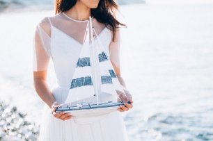 Маленький кораблик - милая деталь свадебной фотосессии в морском стиле