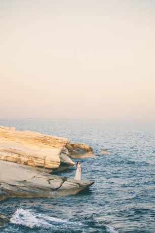 Невеста на скалистом выступе у моря