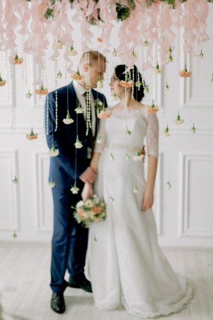 Декор студии цветочной занавеской