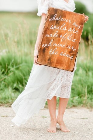Деревянная табличка с надписью для фотосессии