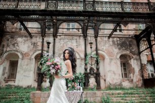 Невеста на фоне старинной постройки