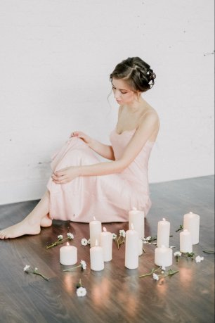 Нежное утро невесты при свечах