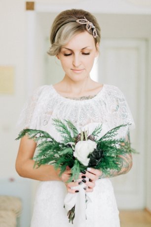 Оригинальный букет насыщенный зеленью и растительностью