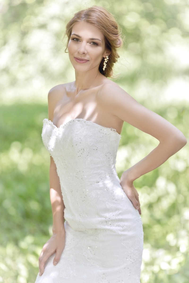 Приталенное свадебное платье с открытыми плечами