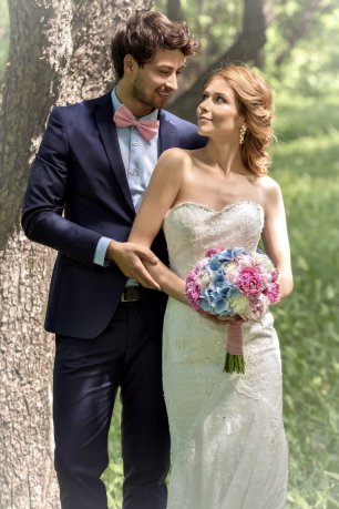 Свадебная фотосессия жениха и невесты в лесу