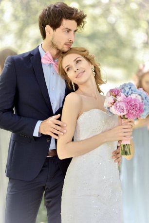 Темно-синий костюм жениха