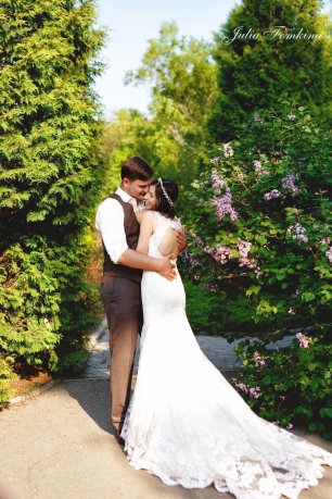 Нежные объятия жениха и невесты