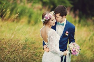 Летняя свадебная фотосессия на лугу