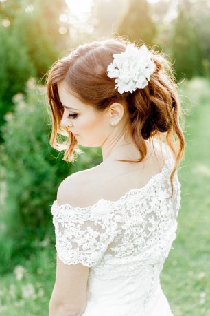 Цветок в свадебной прическе невесты