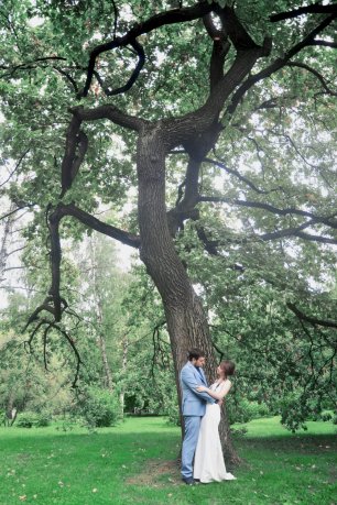 Костюм жениха на фотосессии в лесу