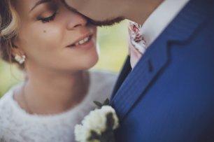 Фотосессия жениха и невесты: поцелуй