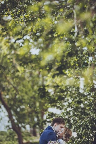 Прогулка жениха и невесты в цветущем лесу